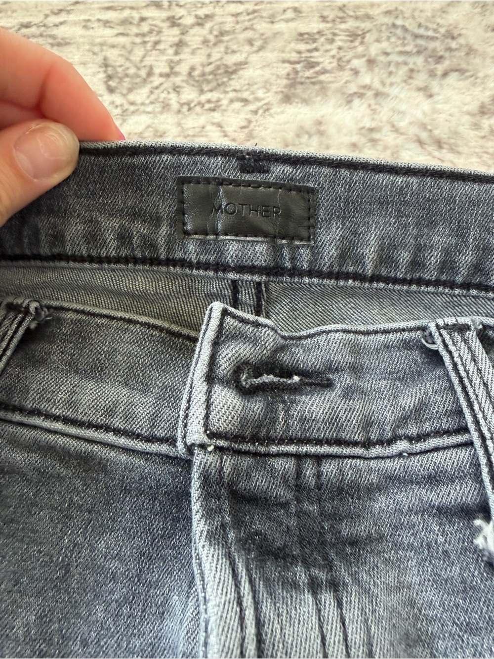 MOTHER The Scrapper Cuff Ankle Fray Gray Wash Women’s 29 Unstitched In The Dark - Picture 3 of 9